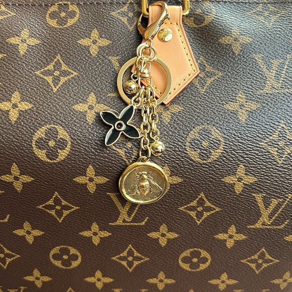 New QUEEN BEE Bag Charm Black and Gold Tone👸 - Picture 5 of 8